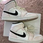 Air Jordan Women’s 1 MID Photo 3