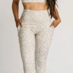 Zyia Bentonite Ruched Pocket Hi-rise 7/8 24" Leggings and Sports Bra Set. Photo 0