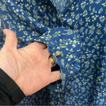 Jachs Girlfriend blue floral button down blouse with rounded hem size medium Photo 4