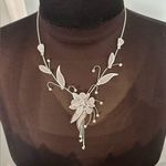 🦋NWOT Gorgeous Silver Flower Crystal Set Photo 7