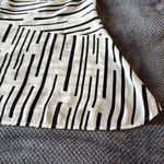 Vince Camuto  White Black‎ Abstract Stripe Sleeveless Asymmetrical Blouse Size XL Photo 4