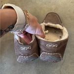 UGG  Women’s Sz 7 Brown Suede Moccasin Slippers Photo 6