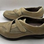 Clarks  showstopper womens 9.5 slip on straps tan leather Grandma Flat Photo 3
