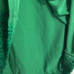Valerie Stevens  Womens Green lace front top. Size Medium. Photo 6