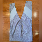 Fabletics Brogan Powerhold Leggings – Gray Floral Lace Panel Capri – Size M Photo 4