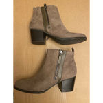 Liz Claiborne  Womens Suede Ankle Boots Size 8 8M Brown Block Heel Zipper Closure Photo 4