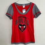 Nba NWT Womens Chicago Bulls Graphic Logo ❤️Tee  4 Her Sz Medium Photo 4