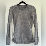 Athleta  Speedlight Heather Gray Seamless Top Long Sleeve Gym Athletic Size Small Photo 4
