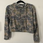 Tresics  Camouflage Long Sleeve Hooded Cropped Top Photo 0
