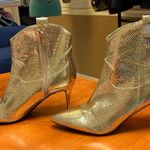 Guess  Women’s Metallic Embossed Snakeskin Pointed Toe Heeled Ankle Boots Size 9M Photo 5