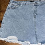 Pretty Little Thing Woman’s PLUS LIGHT BLUE WASH HIGH WAISTED FRAYED DISTRESSED HEM SHORTS Size 24 Photo 4