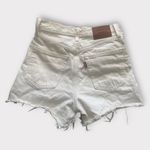Levi's Levi’s Ribcage Denim Shorts in Cream Size 25 Photo 4