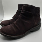 Clarks  Women's Burgundy Suede Ruched Ankle Boots Side Zip Comfort Size 6.5 Photo 0