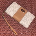 Michael Kors Wristlet Wallet Photo 0