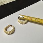 Vintage Signed Vogue Carved Appearance Cream Clip On Non Earrings Gold Tone Photo 4