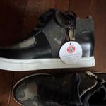 Blondo Goldy Waterproof Camo/Leather Wedge Shoe Women’s 6.5 NWT Photo 4