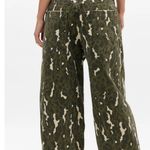 Urban Outfitters  BDG Women's l
BDG Jaya Low-Rise Wide-Leg Jeans Photo 2