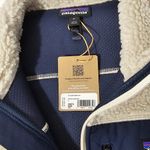 Patagonia W'S Classic Retro-X Fleece Jacket - Natural /New Navy - Size M - 23074 Photo 8