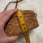 Round Woven Rattan Crossbody Bag Snap Closure Cloth Lined Handbag. Photo 5