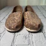 Toms  Women's Metallic Tan and Copper Gold Leaf Pattern slip on Flats size 5.5 Photo 3