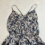 Women's Sleeveless V Photo 3