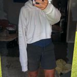 Alo Yoga  white cropped hoodie woman's size L Photo 6