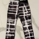 Nike DriFit Running TwistyPrint Athletic Crop Leggings Womens Medium Black/White Photo 0