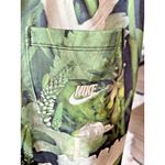 Nike SPORTSWEAR JDI FLORAL ALUMNI SHORTS SPRUCE AURA Large Beach Photo 3