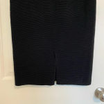 Uniqlo NWOT | women’s black stretch textured knee skirt — medium Photo 4