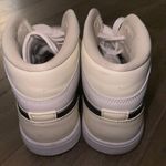 Nike Air Jordan 1 Mid Photo 8