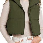 Olive green cropped puffer vest full zip large Photo 0