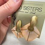 Two Sisters Vintage  Coral & Gold Tone Shell Vintage Earrings Clip On Photo 4