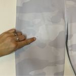 Alo Yoga  High Waisted Vapor Active Legging 7/8 Camo White/Gray Sz Medium READ Photo 7