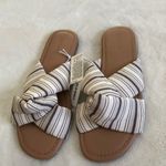 Old Navy New  padded soft twist flat sandals, women size 7 Photo 2