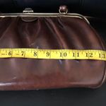 1970s Brown vintage leather ruched pleated shoulder hand bag purse gold tone hardware. Photo 6