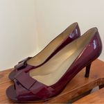 Stuart Weitzman Burgundy Red Patent Leather Bow Heel Feminine 7.5 Peep Toe Photo 2