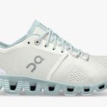 on cloud  Helion Tennis Shoes Photo 1