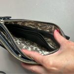 Guess Black Crossbody Purse Zipper Clasp Closures Adjustable Strap Logo Lining Photo 3