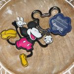 Vera Bradley  Disney Limited Edition Sensational Mickey Ditsy Keyring Bag Charm Photo 4