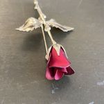 Vintage Red Metallic Rosebud Flower Gold Tone 3D Pin Brooch Photo 2