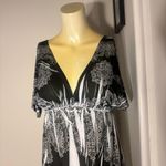 Chesley Size Small Black & White Plunge V Photo 3