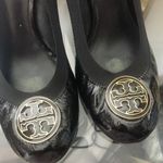 Tory Burch black patten leather kitten heel pumps size 7.5 with box Photo 7