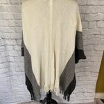 Apt. 9  women OS sweater wrap with front pockets & fringe hem white/grey  Photo 6