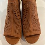 Liz Claiborne Women’s Brown Wedge Heel Suede Sandals Size 10 Laser Cut Design Photo 10