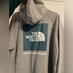 The North Face NWT Lt Gray Logo Hooded Sweatshirt Hoodie Size 2XL Pockets Photo 3