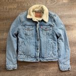 Levi's  Women's Denim Original Sherpa Lined Light Wash Trucker Jacket Size XS Photo 0
