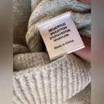 Evereve  Soft Knit V-Neck Long Sleeve Sweater Size XS Photo 8