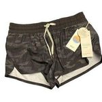 Vuori  Women’s Clementine Shorts 2.5” Inseam Black Watercolor Camo Large New $58 Photo 0