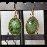 Green speckled faux stone gold tone fish hook earrings Photo 2