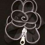 Edgy rosette zipper pin Photo 0